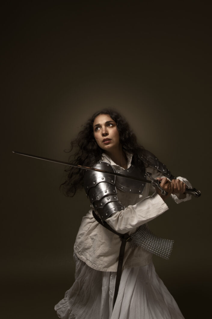 Portrait de femme en armure avec une épée, inspiré de portrait religieux