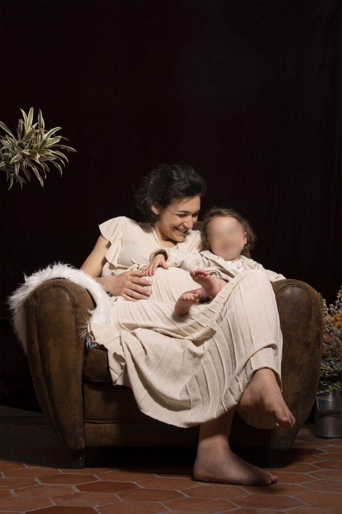 Photo famille, femme et enfant sur un fauteuil en cuir