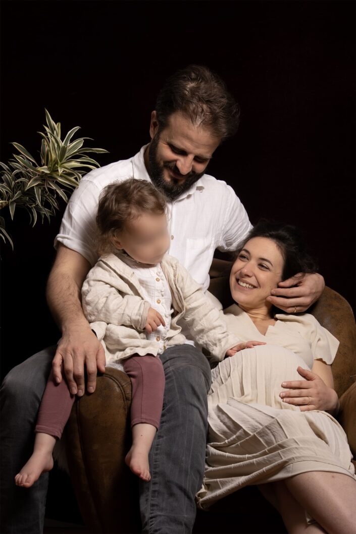 Photo famille, couple et enfant sur un fauteuil en cuir