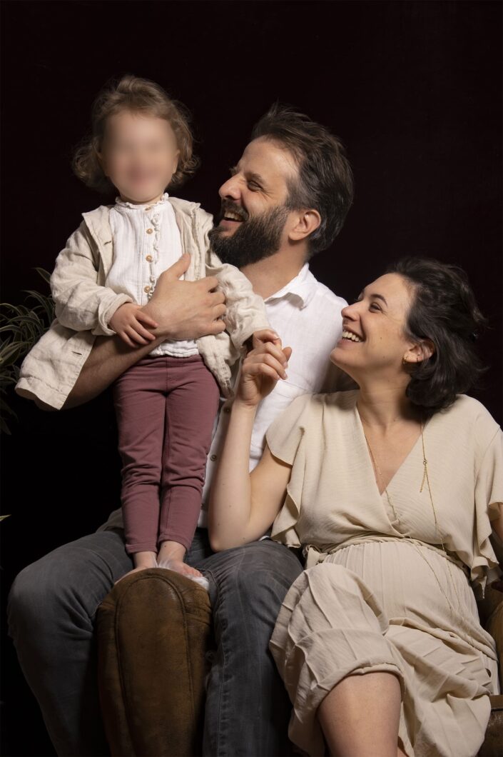 Photo famille, couple et enfant sur un fauteuil en cuir