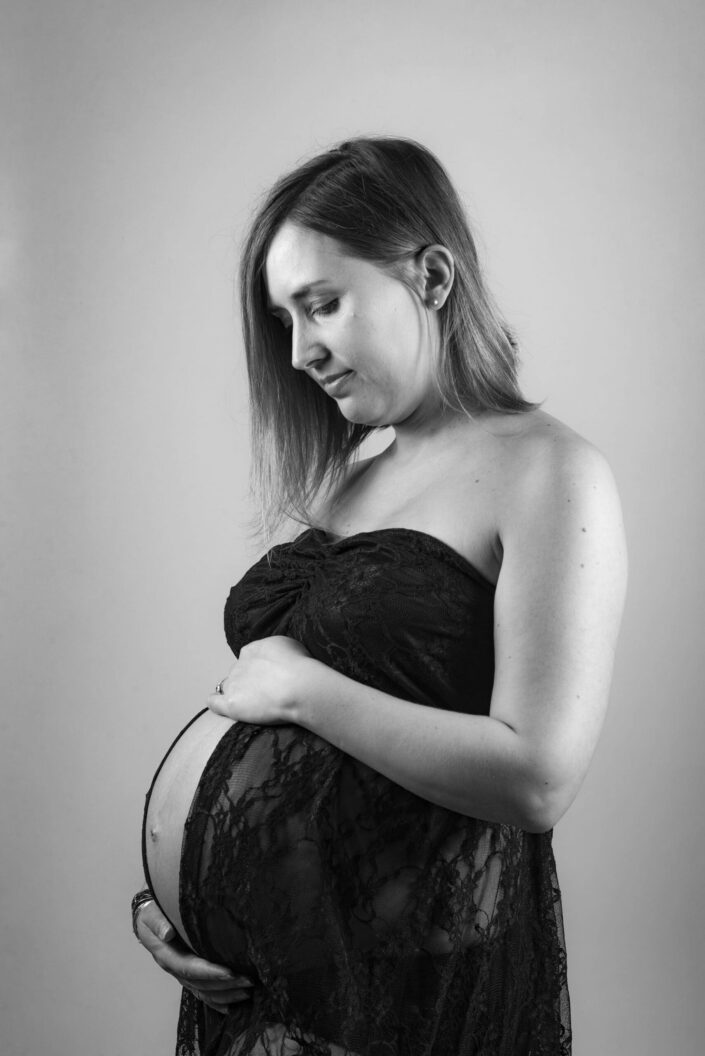 Photo femme enceinte en noir et blanc