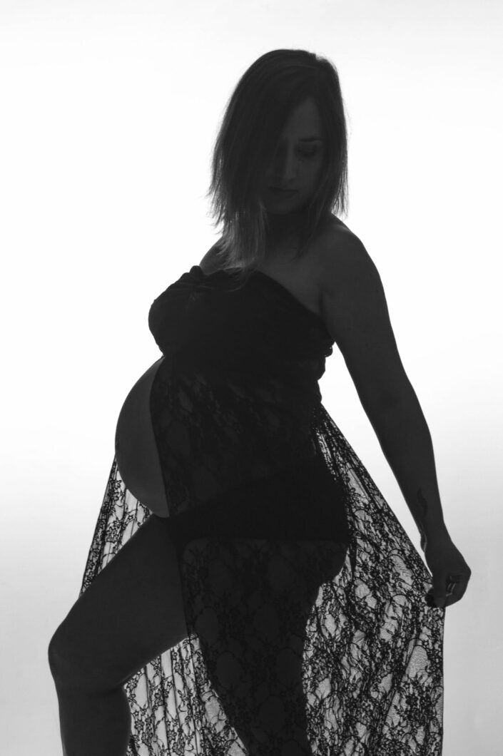 Photo femme enceinte en noir et blanc