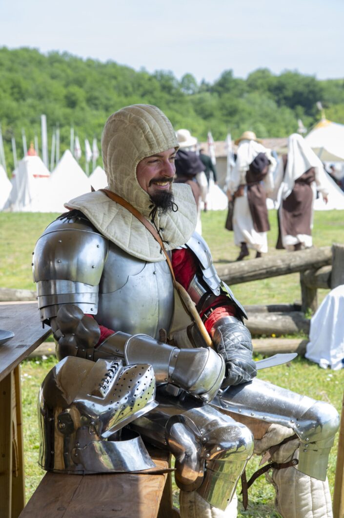 Photo med portrait d'un chevalier en armure sans son casque