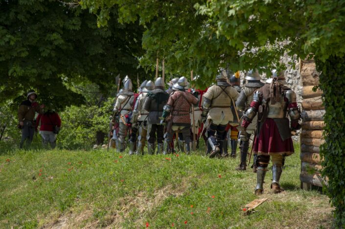 Photo med soldats en armure qui marche le long d'un mur en bois