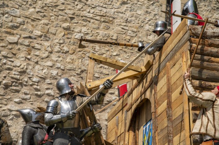 Photo med attaque d'une muraille par des soldats en armure