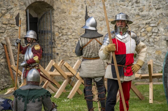 Photo med chevalier tenant une lance devant d'autre soldat