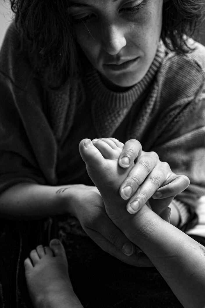 Photo d'une femme tenant des pieds de bébé