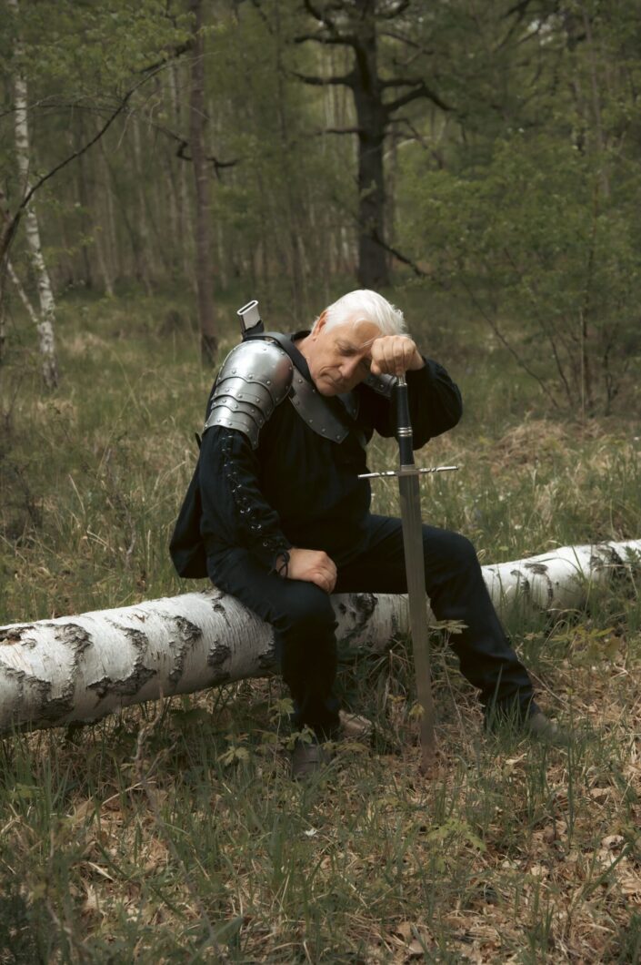 Photo dans la foret d'un vieux soldat fatigué