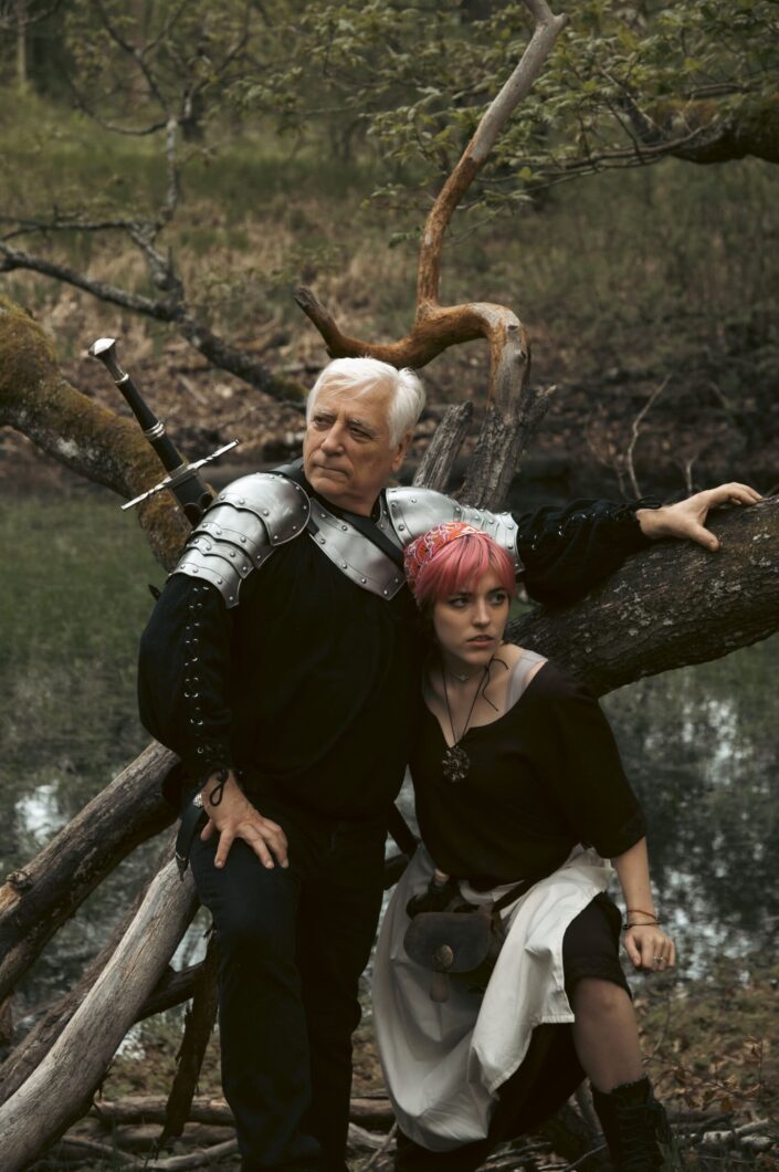 Photo dans la foret d'un vieux soldat et d'une femme au cheveux rose